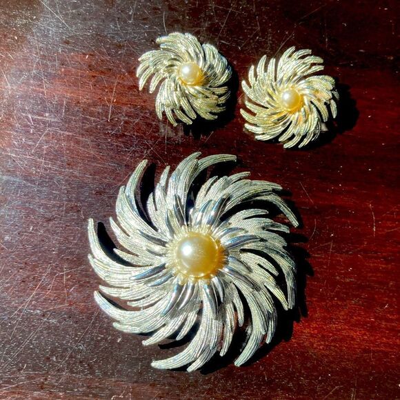 Vintage Sarah Coventry 1969 Sunburst brooch with faux pearl and clip on earrings - Picture 9 of 14